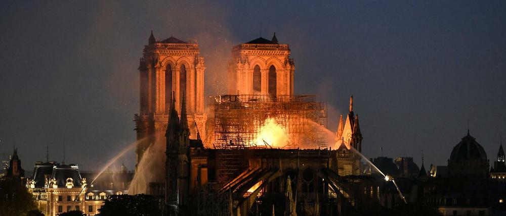 Am 15. April 2019 steht die berühmte Pariser Kathedrale Notre-Dame in Flammen. 