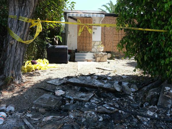 Verkohlte Trümmer an der Unfallstelle vor einem Haus in Mar Vista, Kalifornien (Archivbild vom 8. August 2022). 