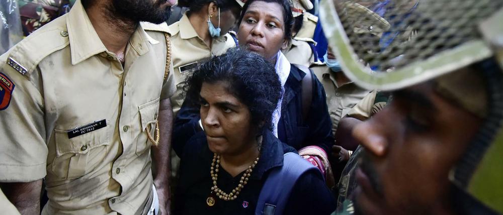 Frauen verschaffen sich unter Polizeischutz Zutritt zu einem Hindu-Tempel. Am Mittwoch betraten sie auch den Sabarimala-Tempel in Kerala