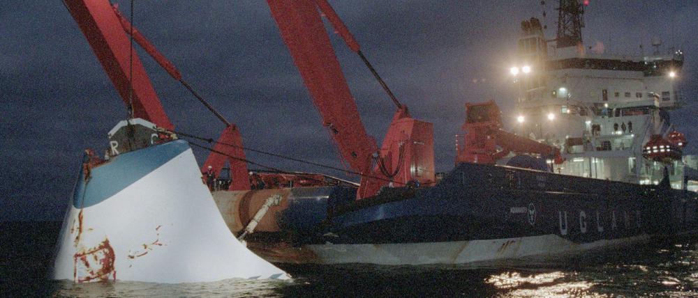 1994. Der Bug der „Estonia“ wird aus der Ostsee gezogen – beim Schiffsunglück starben 852 Menschen.