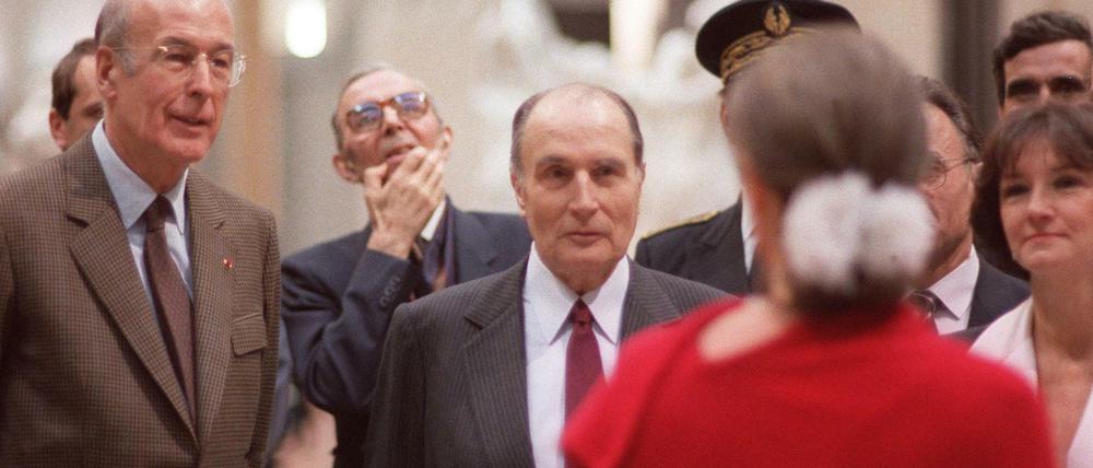 1986 stellte Kuratorin Anne Pingeot (in Rot) François Mitterrand (3.v.l.) und Valéry Giscard d'Estaing (l.) das Musée d’Orsay vor.