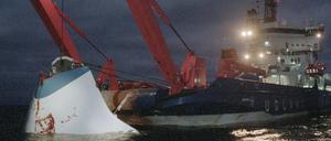 Im September 1994 sank die Ostsee-Fähre „Estonia“, dies ist ein Bild der Bergungsarbeiten.