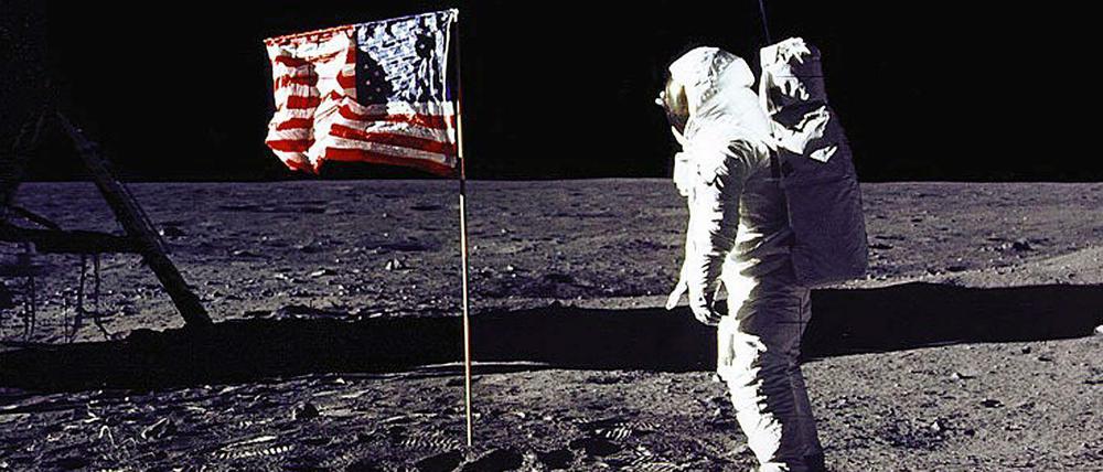 Historischer Moment. Edwin "Buzz" Aldrin salutiert 1969 auf dem Mond der amerikanischen Flagge. 