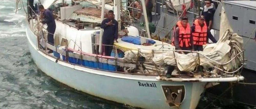 Das Militär auf den Philippinen mit der verlassenen Yacht "Rockall". Der deutsche Besitzer wurde von Terroristen entführt. 
