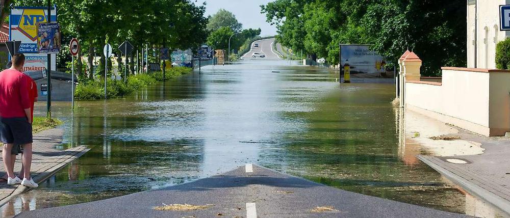 Eine Straße ins Nirgendwo - am Montag trifft es Fischbeck in der Hochwasserkrise Sachsen-Anhalts am schlimmsten. 