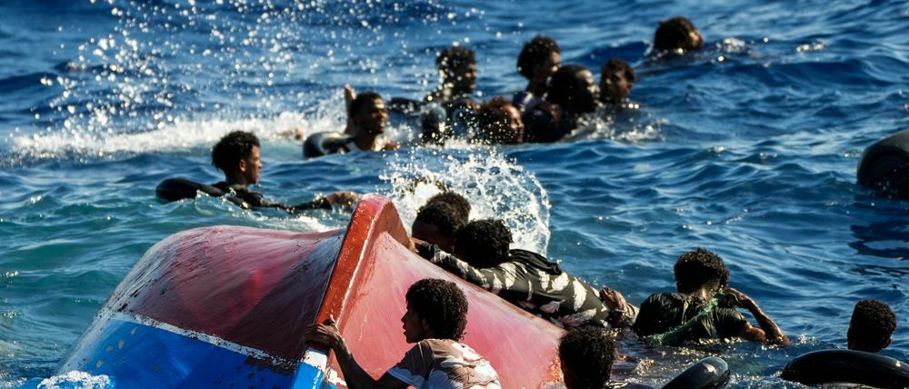 Nach dem Untergang eines Bootes südlich der griechischen Insel Rhodos, werden erneut Dutzende Menschen vermisst. 
