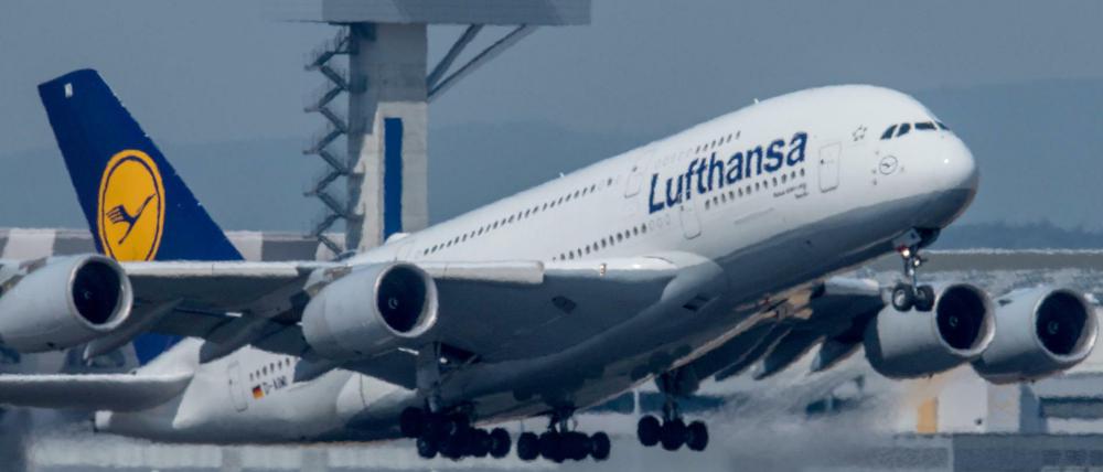 Ein Airbus A-380 der Lufthansa startet vom Frankfurter Flughafen (Symbolbild)