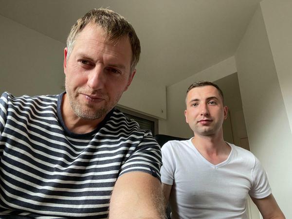 Der Menschenrechtler Wladimir Ossetschkin (l), der gegen Folter an Gefangenen im russischen Strafvollzug kämpft, und der frühere Gefangene Sergej Saweljew in einer Live-Schalte. 
