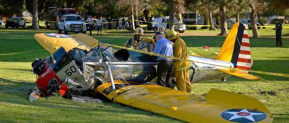 Das stark beschädigte Kleinflugzeug, mit dem Harrison Ford auf einem Golfplatz notlanden musste.