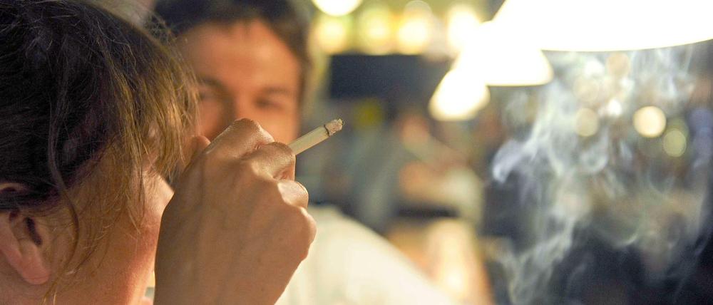 Menschen rauchen in einer Bar. In Österreich ist dies nicht mehr lange möglich. 