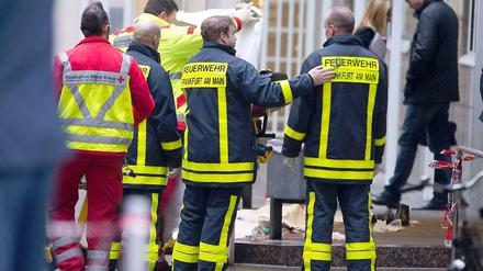 Sanitäter schirmen am Landgericht in Frankfurt am Main den Tatort ab. Im Eingangsbereich des Gebäudes hatte es eine Schießerei und eine Messerstecherei gegeben.