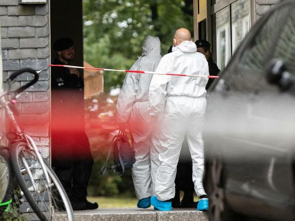 Beamte der Spurensicherung betreten das Wohnhaus. Eine 27-jährige Mutter soll in Solingen fünf Kinder umgebracht haben.