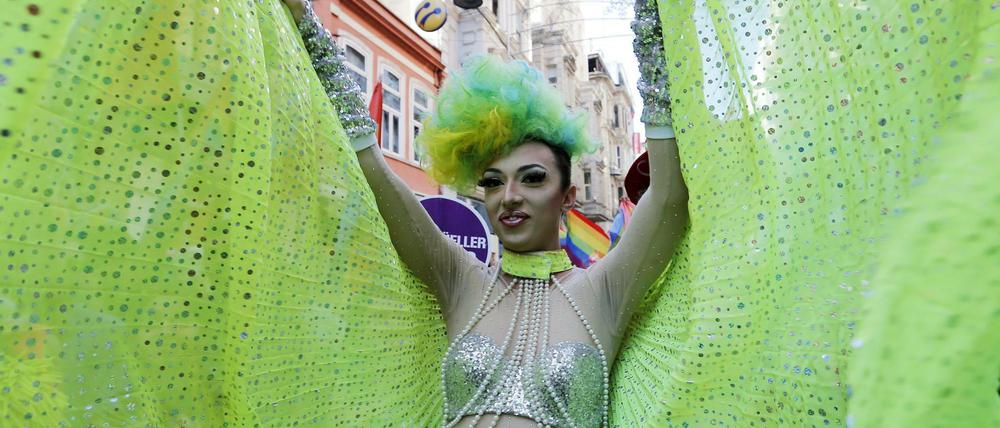 Mit Glitzerfummel am Bosporus: Ein Teilnehmer der zwölften Gay Pride Parade in Istanbul performt in seinem Kostüm. Die Parade wird am Sonntag stattfinden. Schon zuvor ist auf den Straßen der türkischen Metropole viel davon zu sehen. 