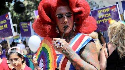 Eine Person feiert auf der Gay-Pride-Parade in Tel Aviv, auf der sich die Menschen auch für LGBT-Rechte einsetzen.