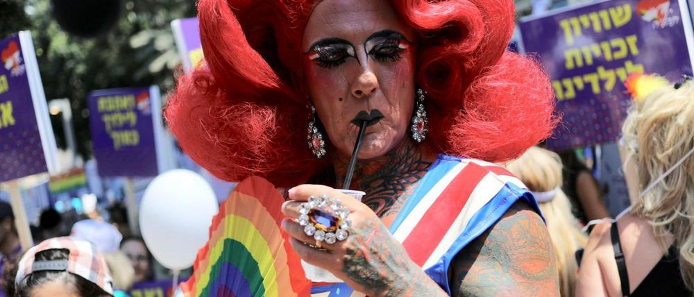 Eine Person feiert auf der Gay-Pride-Parade in Tel Aviv, auf der sich die Menschen auch für LGBT-Rechte einsetzen.