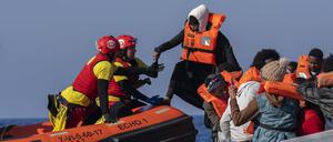 Vor den Kanarischen Inseln haben spanische Rettungskräfte nach eigenen Angaben binnen 24 Stunden mindestens 350 Menschen von fünf Schiffen gerettet (Symbolbild).