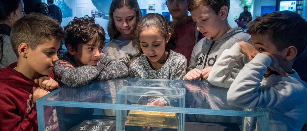 Rund 12,5 Kilogramm wiegt dieser Goldbarren, der im neu eröffneten Geldmuseum der Bundesbank in Frankfurt am Main in einer Plexiglasbox zu sehen ist. Durch eine kreisrunde Öfffnung können Besucher das 440.000 Euro teure Stück Edelmetall berühren und in die Hand nehmen. 