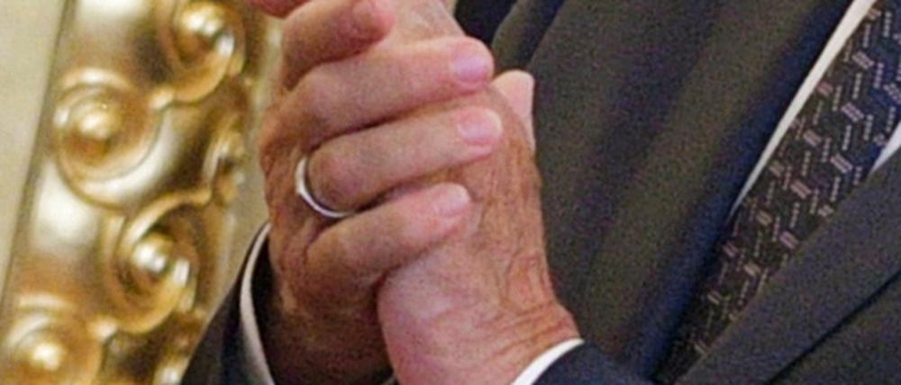 Gerhard Schröder trägt Ring bei der Amtseinführung von Wladimir Putin.