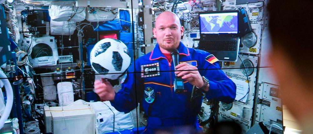 Alexander Gerst hält auf der ISS einen WM-Ball in die Kamera.