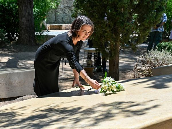 Die Bundesaußenministerin legt bei ihrem Besuch in Athen einen Blumenstrauß an ein Holocaust-Mahnmal. 