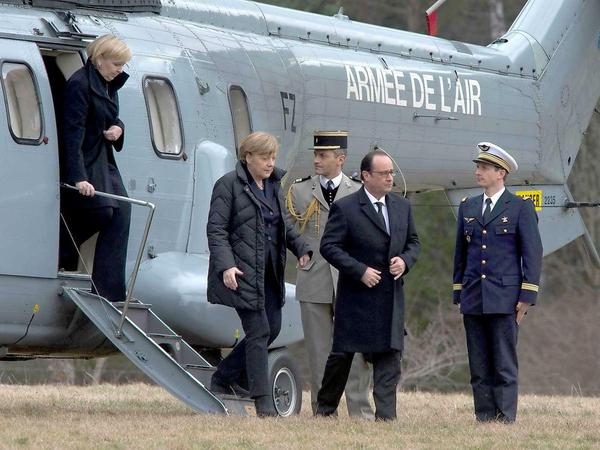 Bundeskanzlerin Angela Merkel (Mitte), Nordrhein-Westfalens Ministerpräsidentin Hannelore Kraft (links) und Frankreichs Staatspräsident Francois Hollande nach der Landung am Unglücksort.