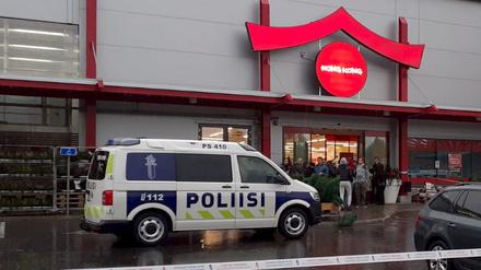 Gewalttat in der finnischen Stadt Kuopio: Ein Polizeifahrzeug vor dem Schauplatz, einem Einkaufzentrum. 