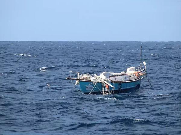 Die Thuriya treibt am 21. September 2018 entmastet im Meer. Der indische Skipper Abhilash Tomy hat sich schwere Rückenverletzungen zugezogen.