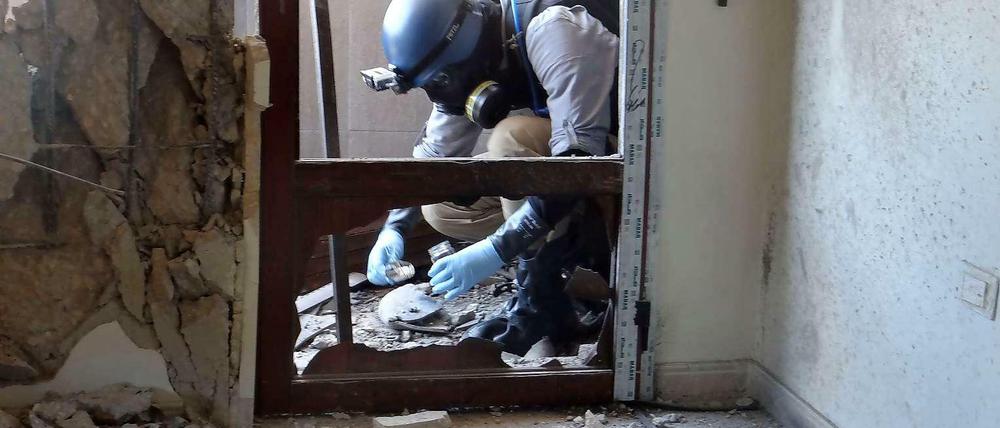 Ein Mitarbeiter des UN-Inspektorenteams bei Untersuchungen in der syrischen Hauptstadt Damaskus. Der Einsatz von Giftgasangriffen des syrischen Regimes konnte nun bestätigt werden. 
