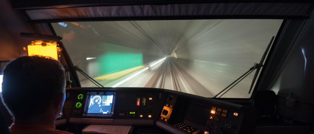 Am 08.10.2015 findet die Inbetriebsetzung und erste Testfahrt im Gotthard-Basistunnel statt.