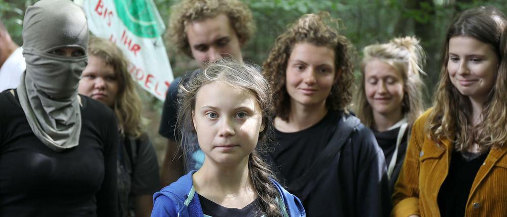 Klimaschutzaktivistin Greta Thunberg (Mitte) steht mit Aktivisten im Hambacher Forst. 