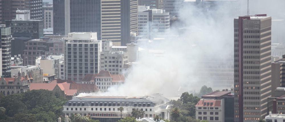 Rauch steigt aus dem südafrikanischen Parlament in Kapstadt auf.