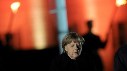 Bundeskanzlerin Angela Merkel (CDU) beim Großen Zapfenstreich für Ex-Bundespräsident Christian Wulff. (Archivbild, 08.03.2012) 