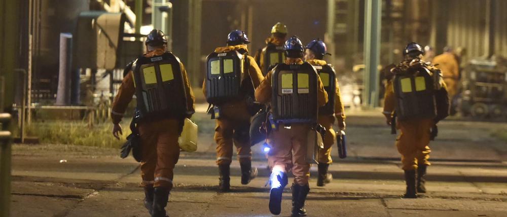 Tschechien, Karvina: Rettungskräfte sind nach einem schweren Grubenunglück an einem Steinkohlebergwerk im Einsatz.