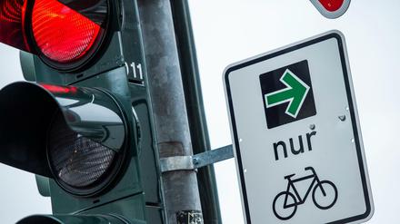 Testfall. Der grüner Pfeil an der roten Ampel erlaubt es nur Radfahrern, rechts abzubiegen.
