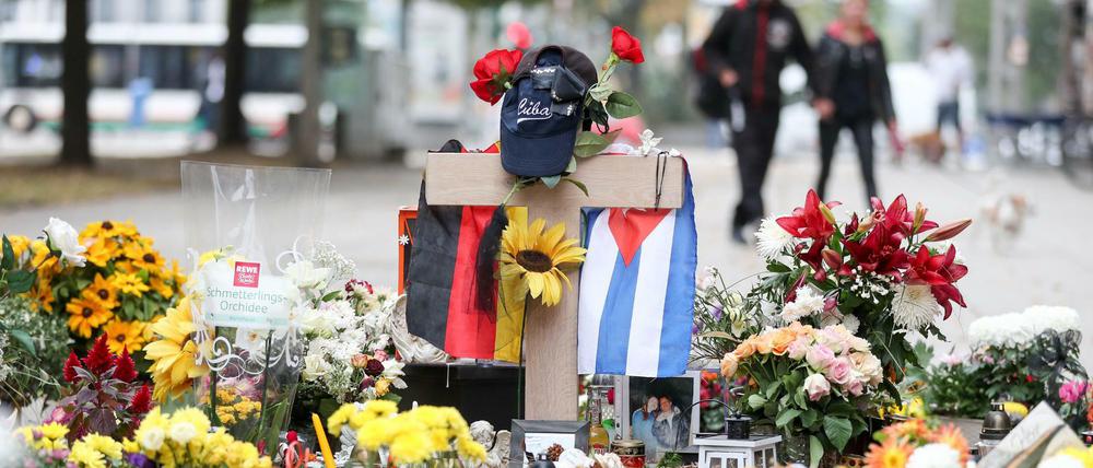  Die deutsche und die kubanische Flagge, zahlreiche Blumen und Kerzen wurden an der Stelle niedergelegt an der Daniel H. erstochen wurde. 
