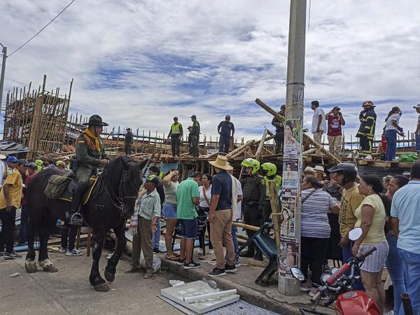 Polizisten und Anwohner bei den Aufräumarbeiten in der Stierkampfarena von El Espinal am 26.06.2022. 