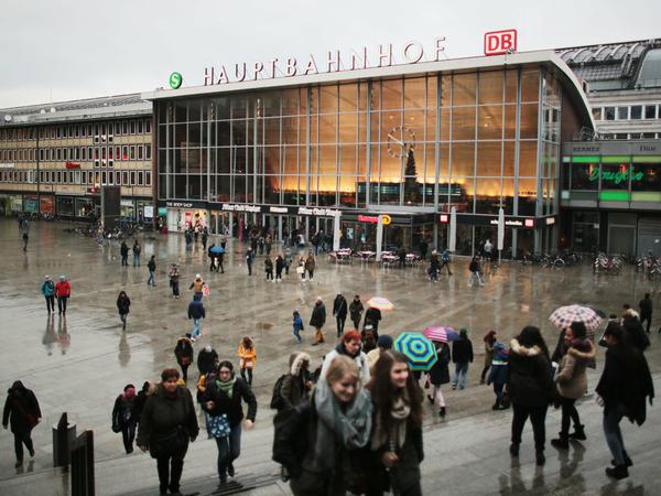 In der Silvesternacht sind rund um den Kölner Hauptbahnhof Dutzende Frauen massiv sexuell belästigt und ausgeraubt worden. 