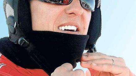 Abfahrt auf der weißen Piste. Michael Schumacher, hier im italienischen Skigebiet Madonna di Campiglio, trug auch beim Unfall Helm. Foto: Giorgio Benvenuti/dpa