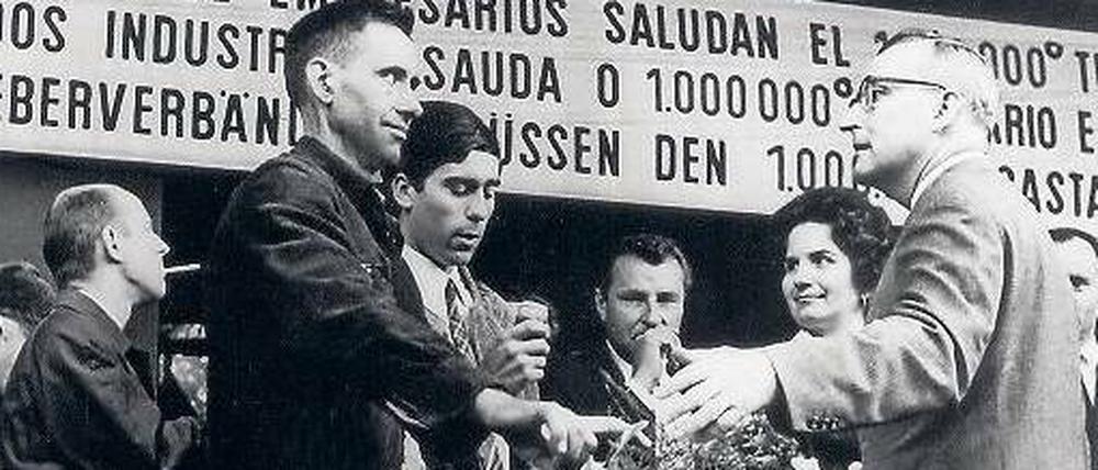 Vor 50 Jahren: Armando Rodrigues de Sá aus dem kleinen nordportugiesischen Dorf Vale de Madeiros wird als Millionster Gastarbeiter in Deutschland begrüßt.