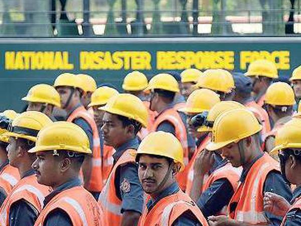 Am Flughafen von Kalkutta bereiten sich indische Rettungskräfte auf den Abflug ins nepalesische Katastrophengebiet vor. 