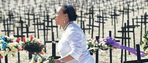 Tiefe Wunden. Eine trauernde Frau auf dem Massenfriedhof vor Port-au-Prince.