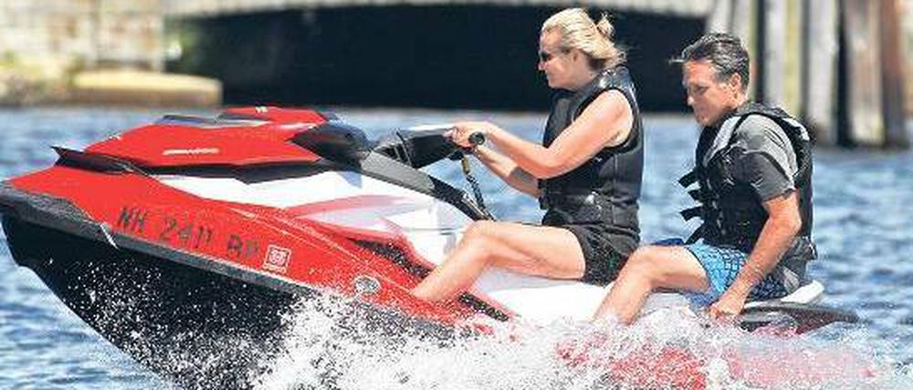 Seine Frau lenkt. Ann und Mitt Romney auf dem Jet Ski.