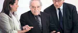  Tritt nur noch selten auf. Gabriel García Márquez im März 2011 bei einem Empfang in Mexico-City. Margarita Zavala Calderon, die Frau des damaligen Präsidenten Mexikos, und der Bankier Sir Evelyn De Rothschild helfen dem 85-Jährigen zu seinem Sitzplatz.