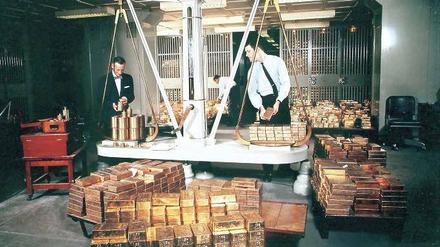 Blick in den Keller der US-Notenbank in Manhattan. Das historische Foto aus den 60er Jahren zeigt den Raum, in dem Gold gewogen wird. So weit können Besucher allerdings nicht vordringen. Foto: laif