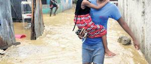 In Not. Der Hurrikan setzte, wie hier in Port au Prince, überall auf seinem Weg weite Gebiete unter Wasser. Foto: dpa