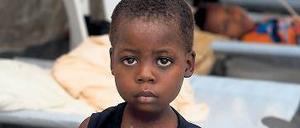 Dieses Kind hat sich mit Cholera infiziert. Es wird in einem Feldlazarett der Hilfsorganisation „Ärzte ohne Grenzen“ betreut. 