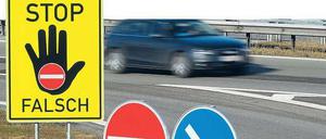 Testprojekt. Auf der Autobahn A8 München – Salzburg stehen, wie hier an der Auffahrt Grabenstätt, Warnschilder, die Falschfahrer stoppen sollen. 