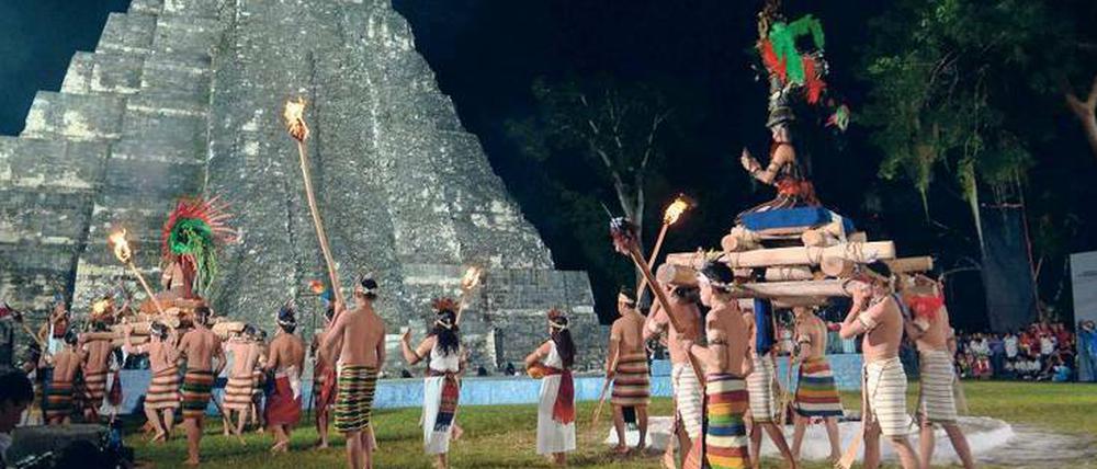 An vielen Stätten ihrer versunkenen Kultur, wie hier nördlich von Guatemala-City gedachten die Angehörigen der Maya-Völker der historischen Zeitenwende. 