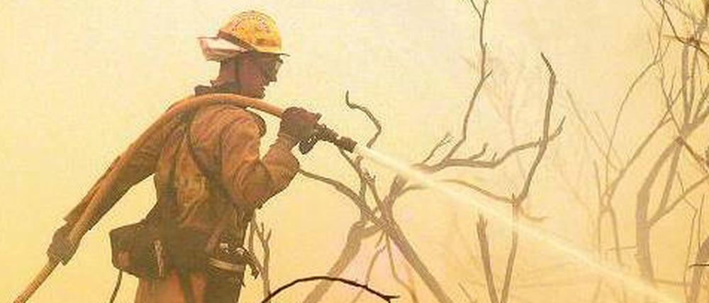 Mehr als 11000 Hektar standen am Sonntag noch in Flammen. Rund 2000 Feuerwehrleute sind im Einsatz. Die Brandursache ist bisher unklar. Eine Ermittlung wurde eingeleitet. 