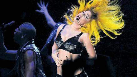 Will mit allen Mitteln wieder an die Spitze: Lady Gaga. Ihre Single „Applause“ fiel bei Fans und Kritikern allerdings durch. 